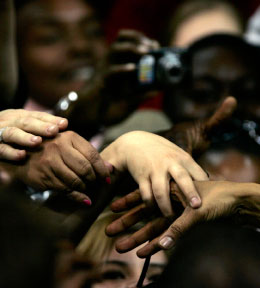 مناصرو أوباما يحاولون لمس يده في دالاس أمس (جيسيكا رينالدي - رويترز)