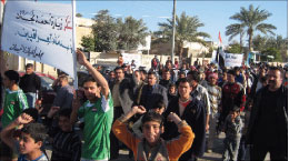عراقيّون يتظاهرون في بعقوبة ضدّ زيارة نجاد المرتقبة غداً إلى بغداد (أ ف ب)