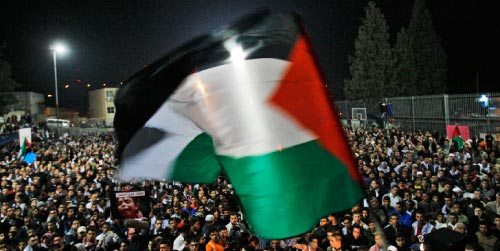 علم فلسطين يرفرف في تظاهرة أم الفحم أمس (أنور عواد ــ رويترز)