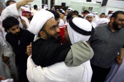 كويتي يعانق الشيخ حسين المعتوق بعد إطلاق سراحه على خلفيّة مشاركته في تأبين مغنيّة (أ ف ب)