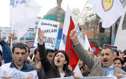 أتراك يهتفون ضدّ إصلاح في نظام الرعاية الاجتماعيّة خلال تظاهرة في إسطنبول أمس (عثمان أورسال - رويترز)