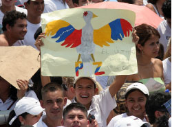جانب من «حفل السلام» عند الحدود الكولومبيّة ــ الفنزويليّة الأحد الماضي (إينالدو بيريز - أ ف ب)