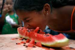 فنزويليّة تشارك في مسابقة لأكل البطّيخ في كراكاس أوّل من أمس (جورج سيلفا - رويترز)