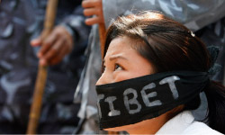 ناشطة تيبتيّة خلال احتجاج أمام السفارة الصينيّة في كاتماندو (غوبال شيتراكار - رويترز)