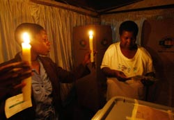 فرز الاصوات في انتخابات زيمبابوي على ضوء الشموع أمس (مايك هاتشنغس - رويترز)