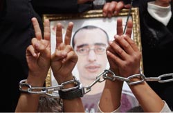 تظاهرة في نابلس أمس تطالب باطلاق المعتقلين (مجدي محمد - أ ب)