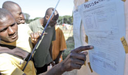 يراقب نتائج الانتخابات في هراري أمس (تسفانجيراي موكوازي - أ ب)