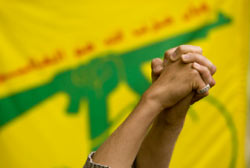 أيادٍ مشبوكة أمام علم حزب الله في طهران أوّل من أمس (مورتيزا نيكوبازل ـــ رويترز)