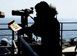 جندي \يحمل دليلاً عن السفن الإيرانية على متن سفينة أميركية في الخليج  (أرشيف - أ ب)