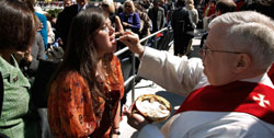 كاهن كاثوليكي يناول إحدى المؤمنات خلال قدّاس الباب في واشنطن أمس (شيب سوموديفيلا - أ ف ب)