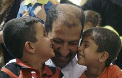 عراقي يحتضن أبناءه بعد إطلاق سراحه أمس (خالد محمد ـــ أ ب)