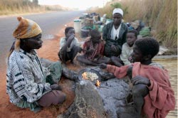 فلاحون يحضرون الفطور في زيمبابوي أوّل من أمس (فيليمون بولاويو - رويترز)