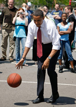 أوباما يلعب كرة السلة في مدرسة ريفيرفيو الإبتدائية في أنديانا أمس (مارك ويلسون - أ ف ب)