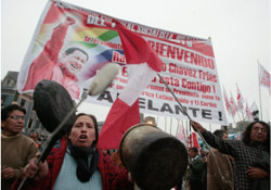 تظاهرة مؤيدة للرئيس تشافيز في ليما الجمعة الماضي (انريك كاسترو مينديفيل - رويترز)