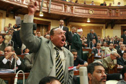 نائب مصري يعارض قانون الطوارئ خلال جلسة للبرلمان في القاهرة أمس (أ ف ب)