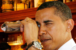 أوباما في متجر للهدايا في ساوث داكوتا أول من أمس (ريك ويلكينغ - رويترز)