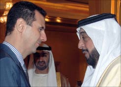 الأسد ورئيس الإمارات خليفة بن زايد آل نهيان في أبو ظبي أمس (أ ف ب)