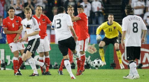 الألماني بالاك (13) يسدّد الكرة التي جاء منها هدف الفوز في مرمى النمسا تحت أنظار زميله فرينغز (كاي بفافنباخ ـ  رويترز)