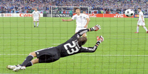 أندريا بيرلو مسجّلاً من ركلة جزاء هدف إيطاليا الأول في مرمى فرنسا (إيفان سيكريتاريف ـ أ ب)