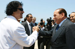 القذافي وبرلوسكوني في سرت أمس (محمود ترقيا - أ ف ب)