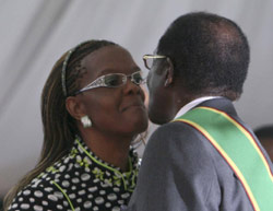 موغابي يقبل زوجته خلال حفل تنصيبه رئيساً للبلاد في هراري أمس (تسفانجيرايي موكوزازهي - أ ب)