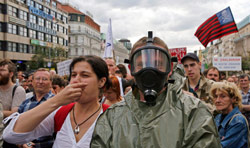 متظاهرون ضدّ توقيع اتفاق الدرع الصاروخيّة الأميركيّة في براغ أمس (بيتر جوسيك - رويترز)
