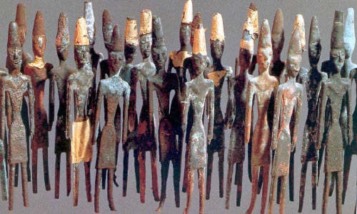 تماثيل صغيرة لأشخاص مصنوعة من البرونز تسمى بالفينيقيين