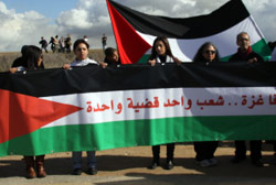 فلسطينيو 48 يتظاهرون دعماً لغزة عند معبر «ايريز» (محمد بدارنة ـ الأخبار)