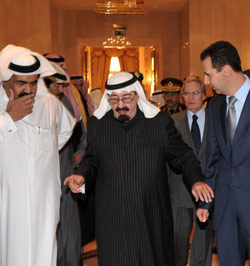 الملك عبد الله متوسطا ًالرئيس الأسد وأمير قطر على هامش قمة الكويت (سانا)