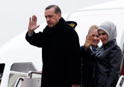 أردوغان وزوجته أمينة في مطار أنقرة في طريقهما الى موسكو أمس (اوميت بكتاس - رويترز)