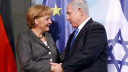 نتنياهو وميركل خلال مؤتمر صحافي مشترك في برلين أمس (توماس بيتر ــ رويترز)