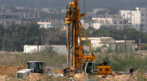 من أعمال بناء الجدار الفولاذي على الحدود المصرية مع غزة (سعيد خطيب ــ أ ف ب)