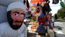 دمية تمثل بن لادن في أحد أسواق الإكوادور (رودريغو بوينديا ـ أ ف ب)