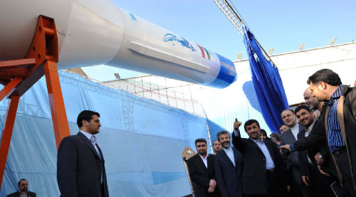 نجاد يشير الى الصاروخ الفضائي الجديد في طهران امس (ابراهيم نوروزي ــ رويترز)