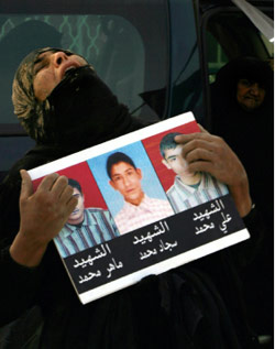 والدة 3 ضحايا عراقيين قتلتهم القوات الأميركية في النجف أول من أمس (أ ب)
