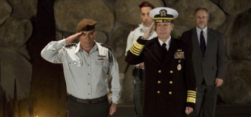 الجنرال الأميركي مايكل مولن وأشكنازي في القدس المحتلة (برنات أرمانغ ـــ أ ب)