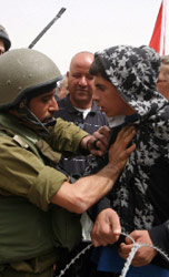 فلسطيني يواجه جندي اسرائيلي خلال تظاهرة في بيت جالا أمس (موسى الشاعر - أ ف ب)