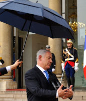 نتنياهو أمام قصر الاليزيه أمس (فيليب فوزاجر ـــ رويترز)