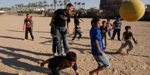 فلسطينيون يلعبون الكرة في غزّة أمس (ابراهيم أبو مصطفى ـ رويترز)