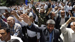 ايرانيون يتظاهرون في طهران تأييداً للحكومة بعد صلاة الجمعة أمس (فاهيد ساليمي - أ ب)