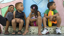 أطفال يجلسون في حي سلوان في القدس الشرقية أول من أمس (أحمد غرابلي ــ أ ف ب)