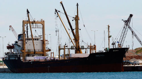 سفينة «الأمل» الليبية ترسو في ميناء لافريو اليوناني أول من أمس (جون كوليسيدس - رويترز)