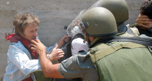 جنود إسرائيليون يهاجمون متظاهراً في الضفة الغربية الجمعة الماضي (ناصر شيوخي ـ أ ب)