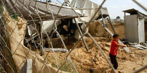 حطام أنفاق دمرتها طائرات الاحتلال في غزة أمس (ابراهيم أبو مصطفى ـ رويترز)
