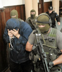 الجاسوس الإسرائيلي يوري برودسكي، المشتبه بعلاقته باغتيال المبحوح، أثناء توجهه للمحكمة في وراسو الشهر الماضي (رويترز) 