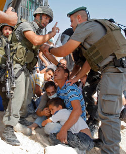 فلسطينيون في مواجهة مع جنود اسرائيليين خلال الاحتجاج على بناء الجدار العازل في قرية الولجة (ناصر شيوخي ــ أ ب) 