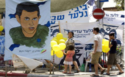 احتجاجات اسرائيلية من أجل شاليط في القدس المحتلة قبل أسبوع (أحمد غربلي ــ أ ف ب)