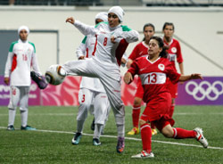 منتخبا تركيا وايران لكرة القدم للاناث يتباريان في سنغافورة أمس (ايسي كاتو ــ رويترز)