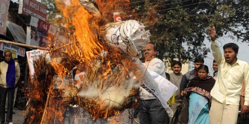 تظاهرة في الهند احتجاجاً على تضخم الأسعار أمس (دبتيندو دوتا ــ أ ف ب)  