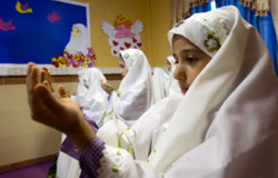 طالبات يؤدين الصلاة في مدرسة بطهران أمس (راهب موهافندي ـ رويترز)
